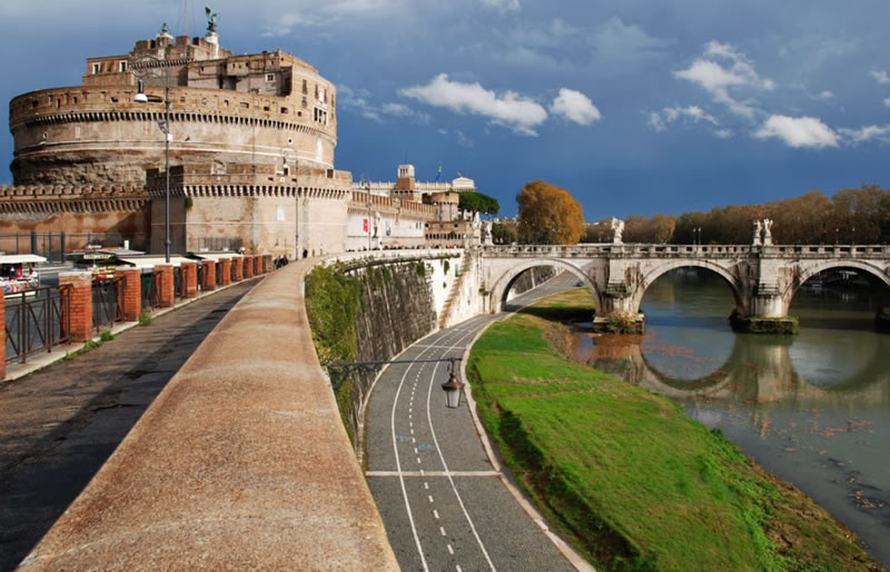 El Castel Sant'Angelo: La Fortaleza Papal sobre el Tíber y el Corredor del Borgo