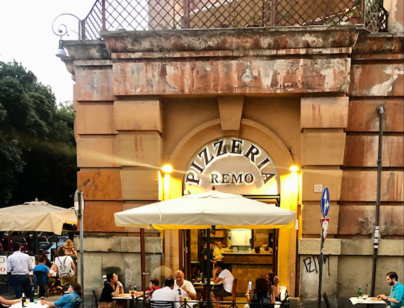 Pizzeria Da Remo en Testaccio: La Auténtica Pizza Romana Fina y Crujiente